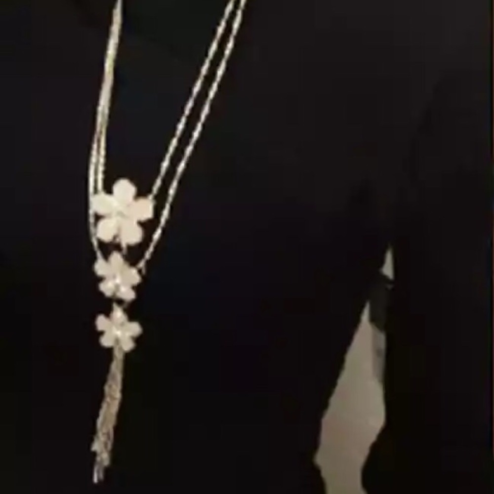 Pretty Triple Flower Necklace - Picture 5 of 5